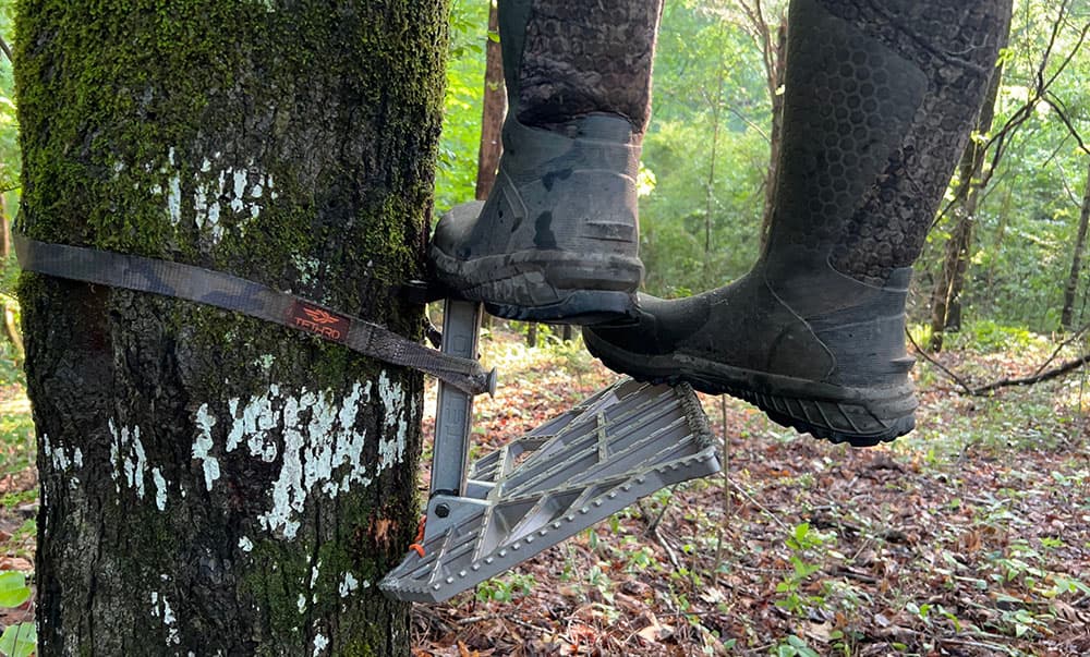 The author's feet properly toe-hooking the platform to the tree.